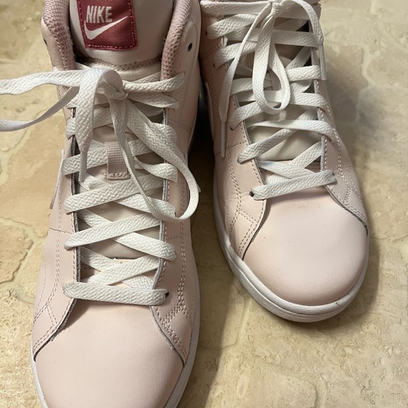Nike Court Royale 2 Mid Women's shoes in a light soft pink color. Size 9 - Picture 2 of 9